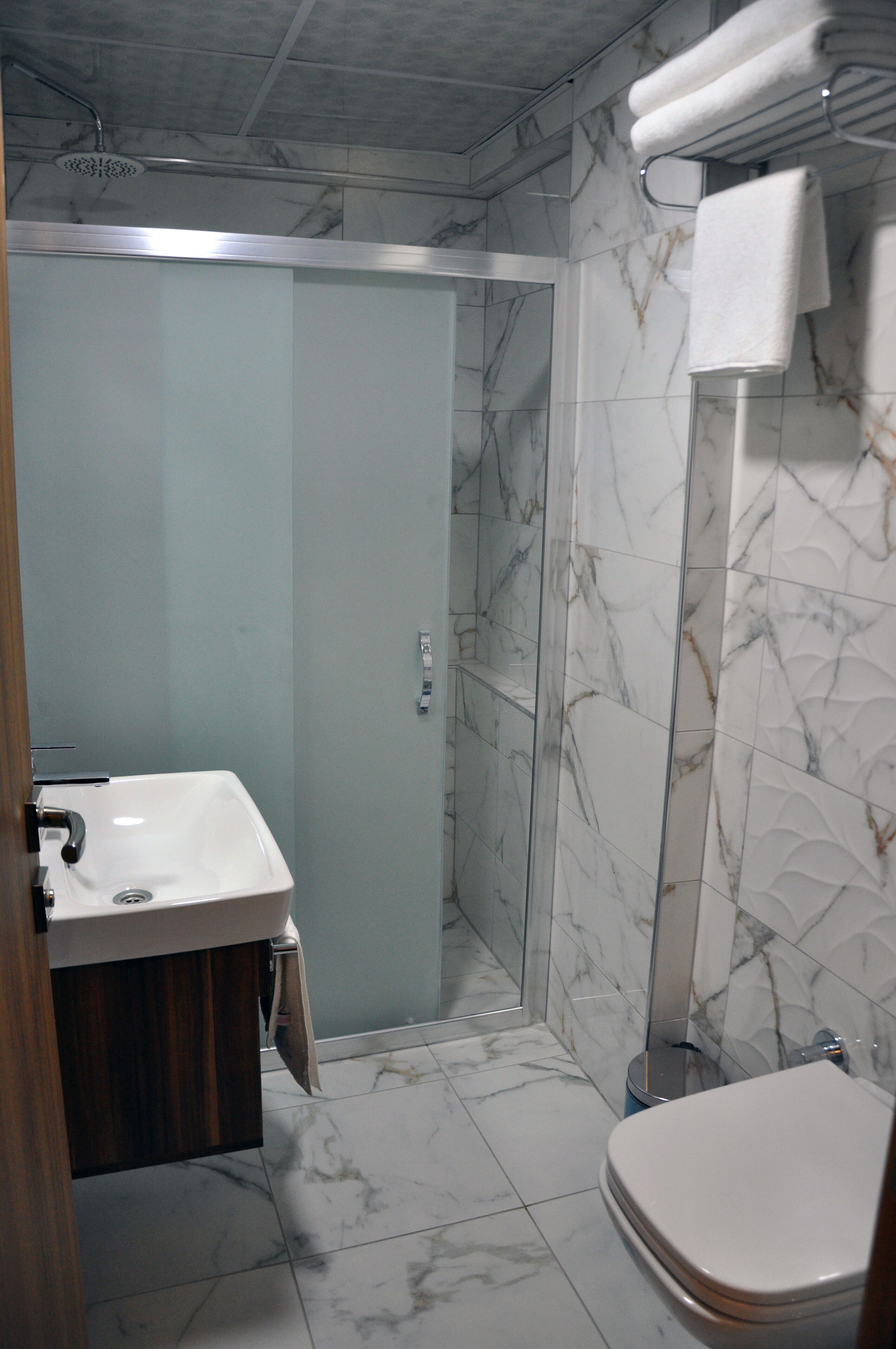 deluxe twin room | bathroom | shower, rainfall showerhead, towels