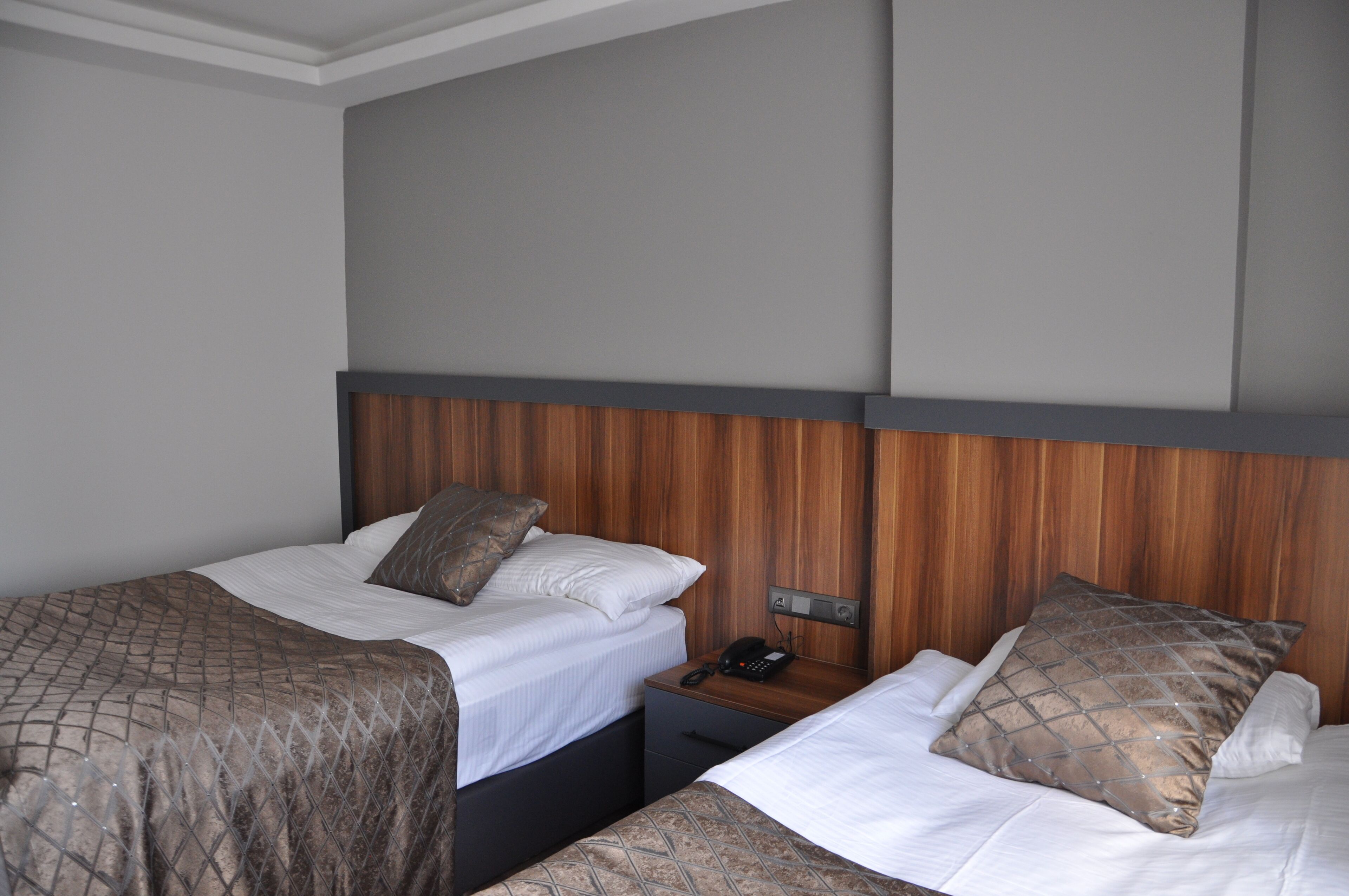 deluxe twin room | premium bedding, free minibar, desk, laptop workspace