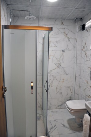 Shower, rainfall showerhead, towels - Saka Life Hotel (Erzurum)