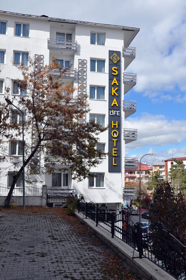 A building with a sign reading "SAKA HOTEL".