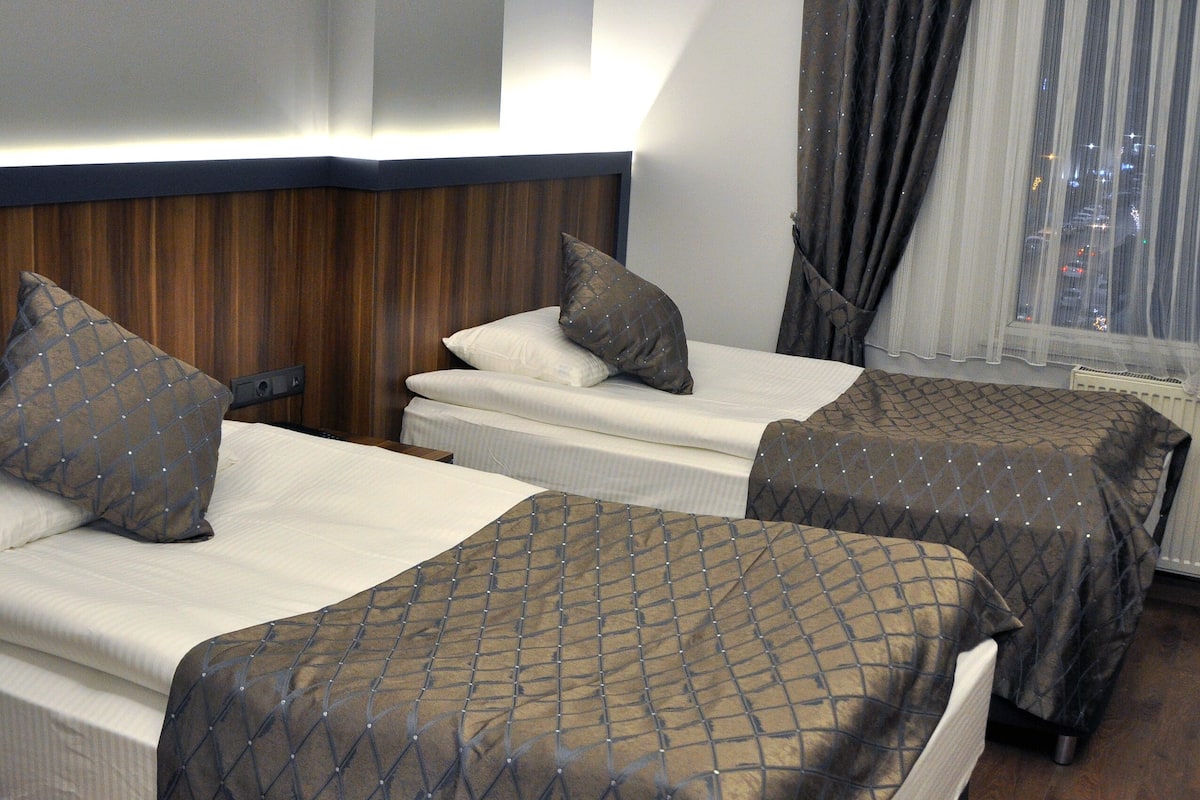 deluxe twin room | premium bedding, free minibar, desk, laptop workspace