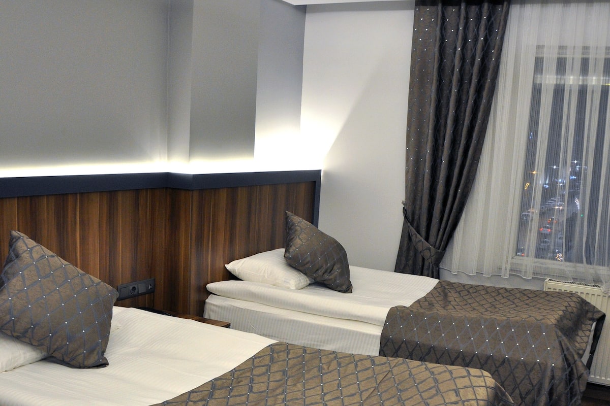 Deluxe Twin Room | Premium bedding, free minibar, desk, laptop workspace