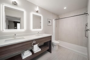 Suite, 1 kingsize bed, niet-roken, bubbelbad (with Sofabed) | Badkamer | Gratis toiletartikelen, een haardroger, handdoeken, zeep