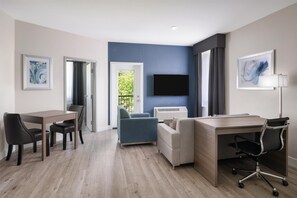 Suíte, 1 cama King, para não fumantes, sacada (with Sofabed) | Roupas de cama premium, cofres nos quartos, escrivaninha