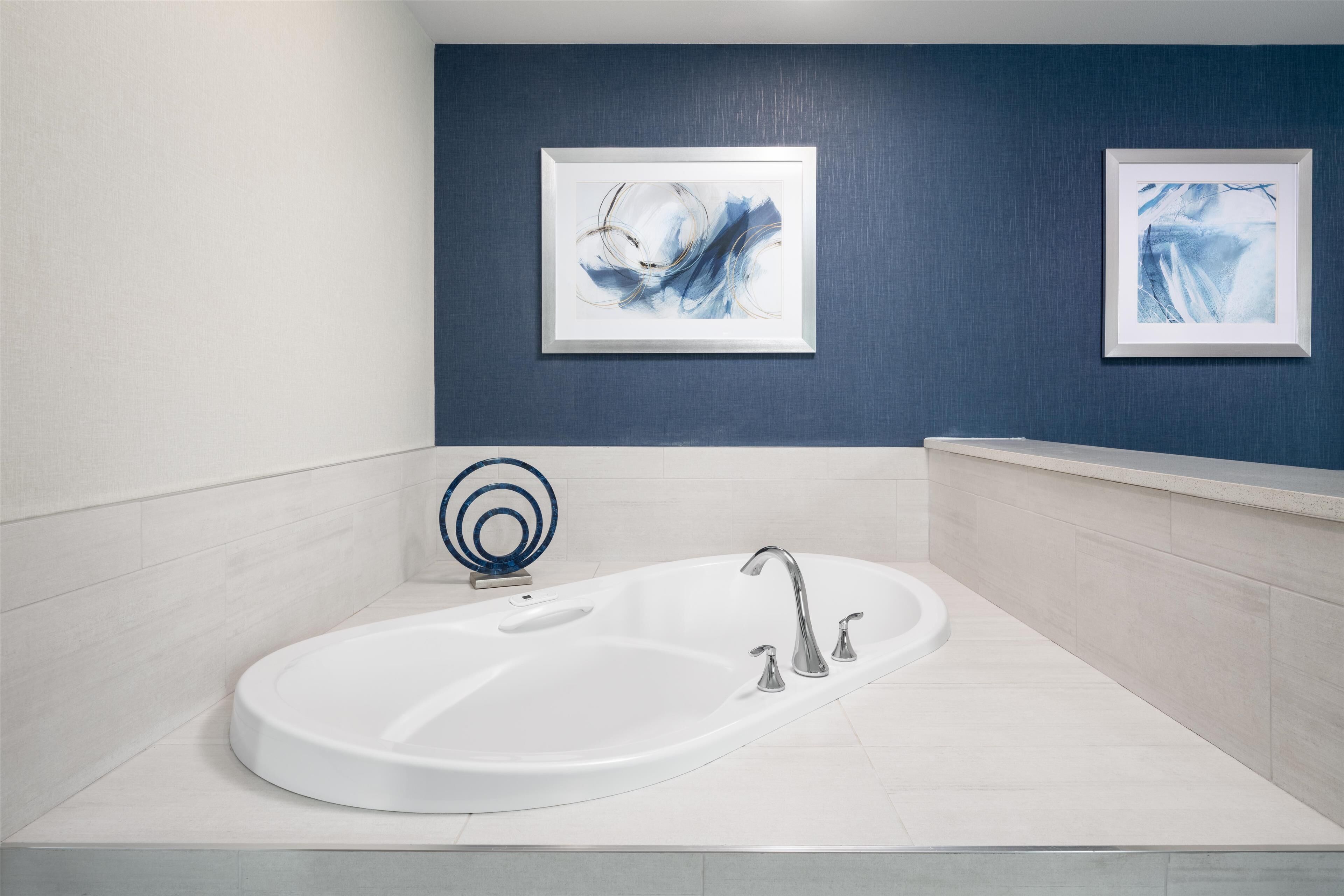 suite, 1 king bed, non smoking, jetted tub (with sofabed) | 1 bedroom, premium bedding, in-room safe, desk