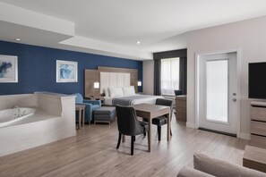 Suíte, 1 cama King, para não fumantes, banheira de hidromassagem (with Sofabed) | Roupas de cama premium, cofres nos quartos, escrivaninha