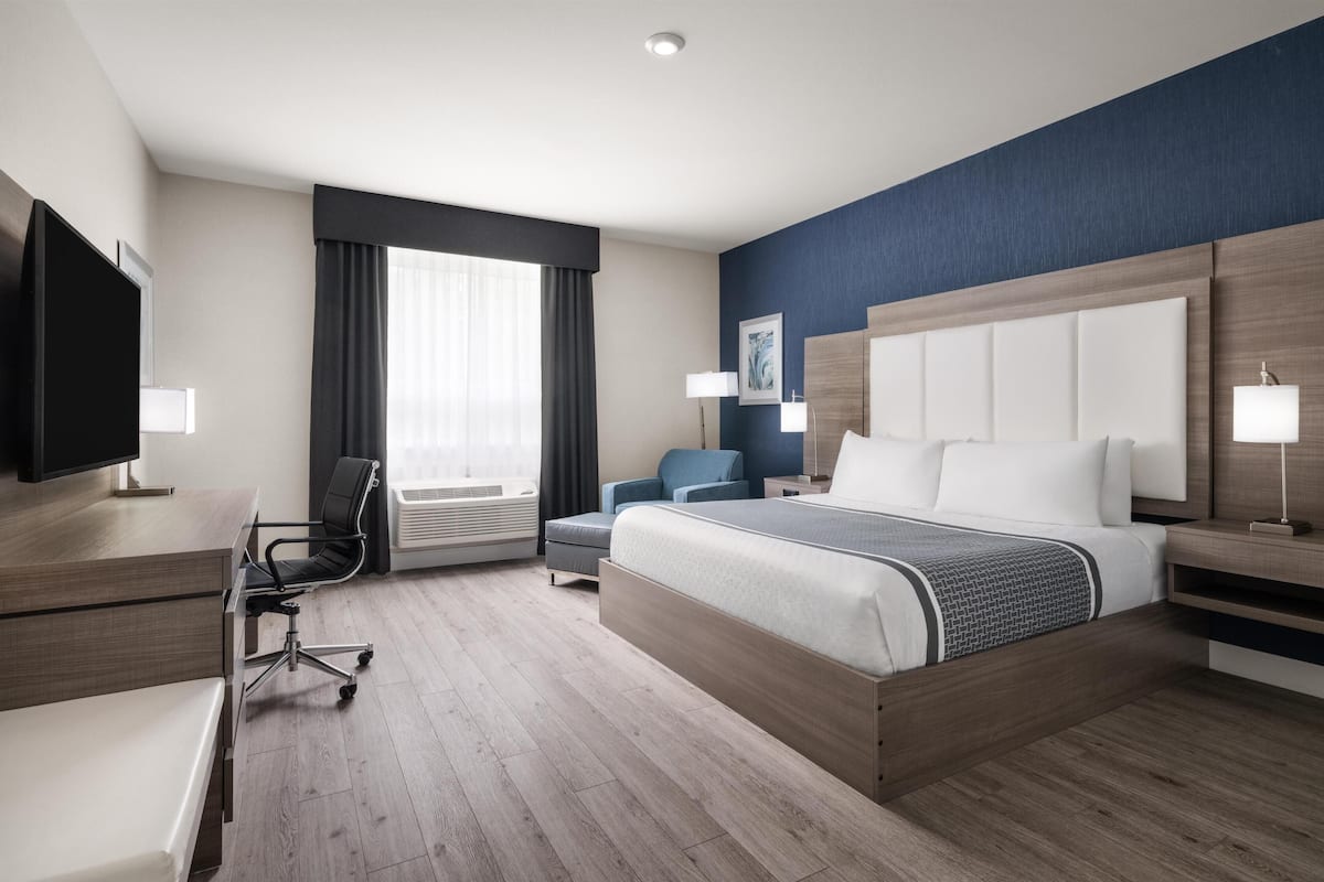 Familie suite, Meerdere bedden, niet-roken, koelkast & magnetron | 1 slaapkamer, luxe beddengoed, een kluis op de kamer, een bureau