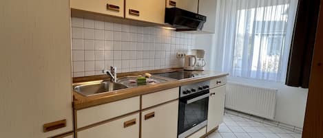 Fridge, oven, stovetop, coffee/tea maker