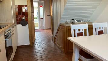 Réfrigérateur, four, plaque de cuisson, cafetiÚre/bouilloire