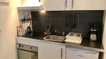 Réfrigérateur, micro-ondes, four, plaque de cuisson