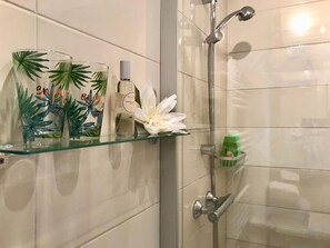 Dusche, Haartrockner, Handtücher, Seife
