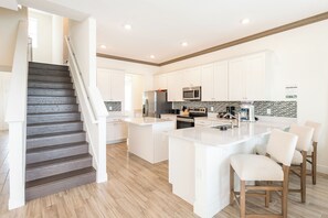 Fridge, oven, stovetop, dishwasher