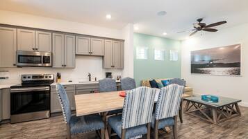 Refrigerador, horno, parrilla de estufa y lavavajillas