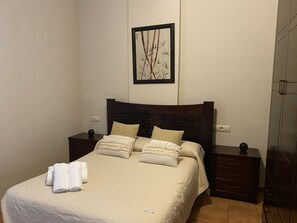 3 slaapkamers, een strijkplank/strijkijzer, reisbedje, gratis wifi