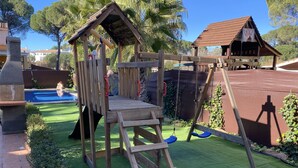 A wooden play structure with a ladder, swings, and a slide. - Casa el Paraíso del Lago Rural Lodging (AN)