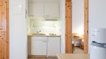 Kühlschrank, Ofen, Herdplatte, Wasserkocher mit Kaffee-/Teezubehör