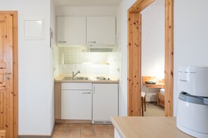 Fridge, oven, stovetop, coffee/tea maker - Jenswarft Amrum vacation apartment in Dagebüll for up to 3 people (Dagebüll)