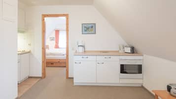 Fridge, oven, stovetop, coffee/tea maker