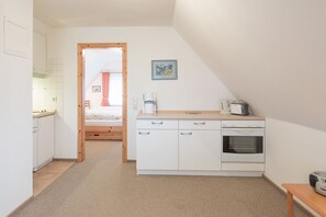 Kühlschrank, Ofen, Herdplatte, Wasserkocher mit Kaffee-/Teezubehör