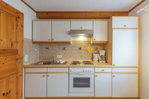 Fridge, oven, stovetop, coffee/tea maker