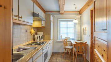 Fridge, oven, stovetop, coffee/tea maker