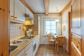 Kühlschrank, Ofen, Herdplatte, Wasserkocher mit Kaffee-/Teezubehör