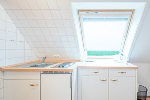 Kühlschrank, Herdplatte, Wasserkocher mit Kaffee-/Teezubehör, Toaster