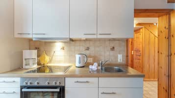 Jääkaappi, uuni, liesi, astianpesukone