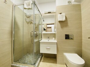 Family Apartment | Bathroom | Bathtub, free toiletries, hair dryer, towels - Charming Flat with Balcony & Parking (Craiova)