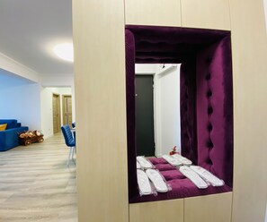 Family Apartment | In-room dining - Charming Flat with Balcony & Parking (Craiova)