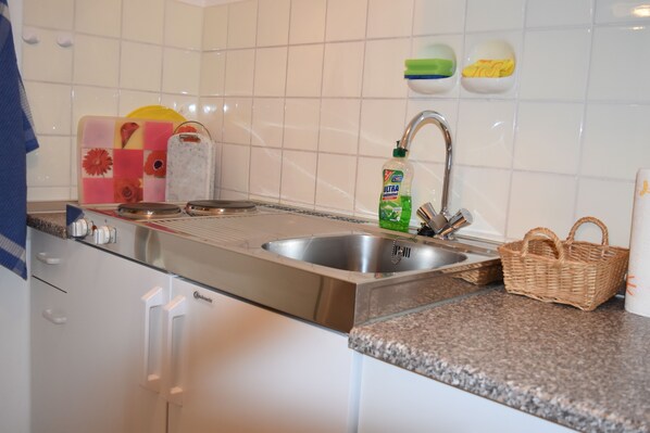 Kühlschrank, Herdplatte, Wasserkocher mit Kaffee-/Teezubehör