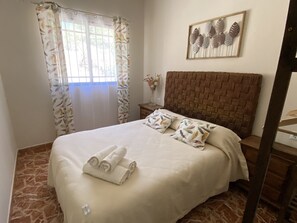 4 makuuhuonetta, silitysrauta/-lauta, vauvan matkasänky, Wi-Fi