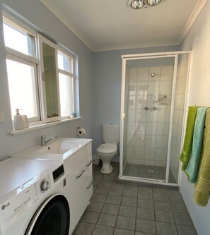 Suihku, hiustenkuivaaja, saippua, vessapaperi