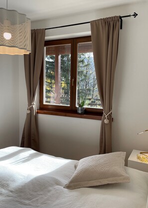 3 habitaciones, tabla de planchar con plancha y cuna de viaje 