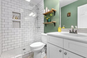 Duschwanne, umweltfreundliche Kosmetikartikel, Haartrockner, Bidet