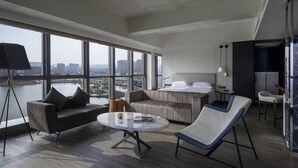 Suite, 1 kingsize-seng, utsikt mot innsjø (Centric) | Dundyner, minibar, safe på rommet og skrivebord