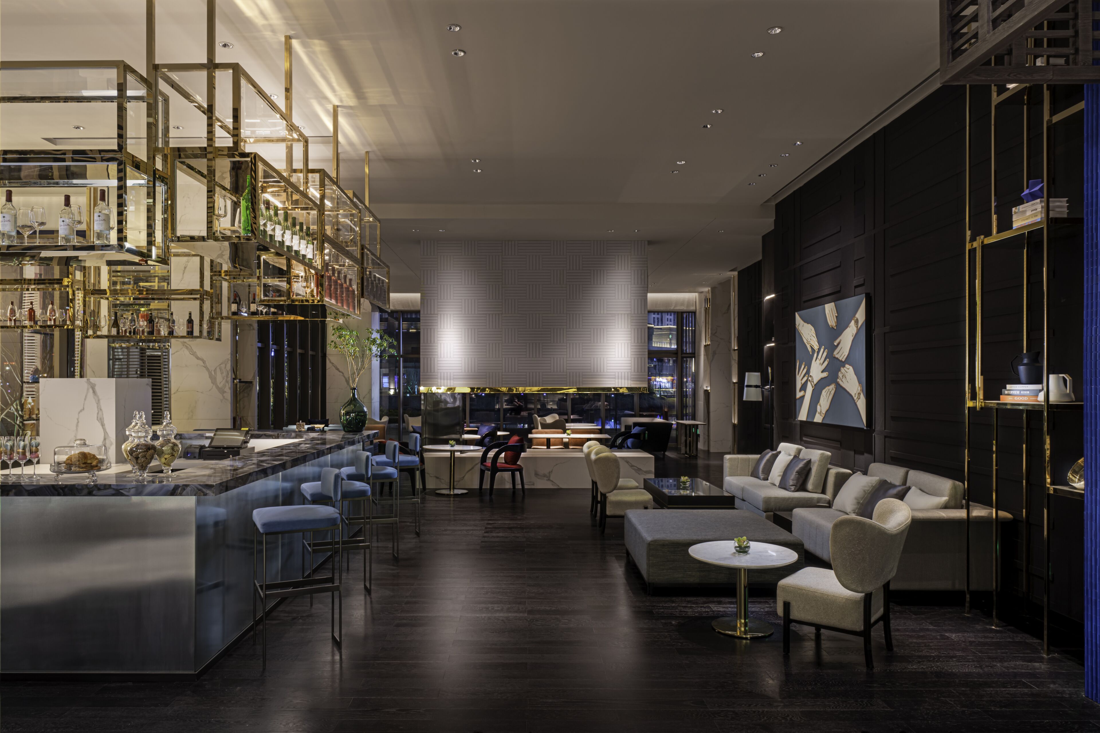 Un intérieur moderne avec un bar, des sièges et une cuisine en arrière-plan.