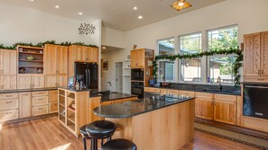 Fridge, microwave, oven, stovetop - Large Pet Friendly Home- Walkable to Downtown! (Leavenworth)