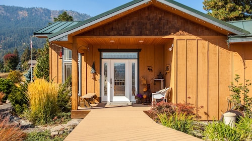 Large Pet Friendly Home- Walkable to Downtown!