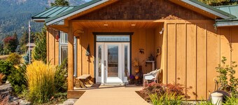 Large Pet Friendly Home- Walkable to Downtown!