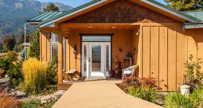 Large Pet Friendly Home- Walkable to Downtown!