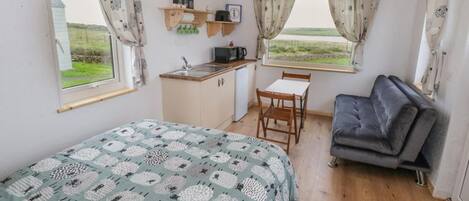 Studio | 1 bedroom, WiFi (free), bed sheets