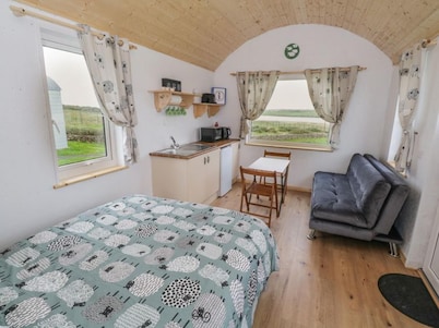 The Snuggly Sheep Shepherd Hut & Sauna Farm Stay