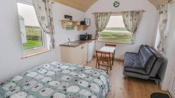 Studio | 1 bedroom, free WiFi, bed sheets