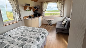 1 bedroom, WiFi (free), bed sheets