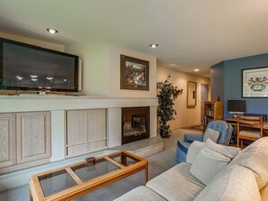 TV, fireplace, books, video library - Tranquil Hideaway with Tee Time Views (Leavenworth)