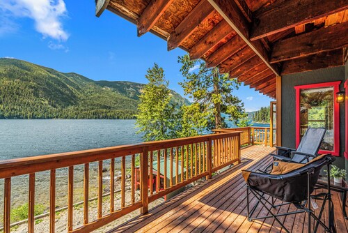Rogue Shores - Tranquil Lakefront Home