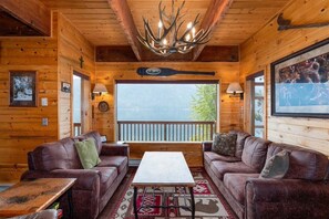 TV, peis, DVD-spiller og bøker