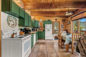 Coffee/tea maker, fridge, microwave, oven - Rogue Shores - Tranquil Lakefront Home (Leavenworth)