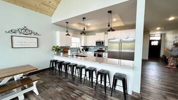 Full-size fridge, microwave, oven, stovetop